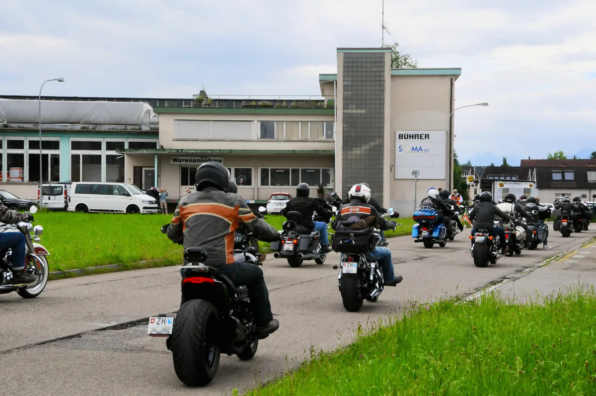 Wenn immer möglich, fahren die Biker versetzt nebeneinander. Knapp 170 Personen nehmen dieses Jahr am traditionellen Ramp Ride teil.